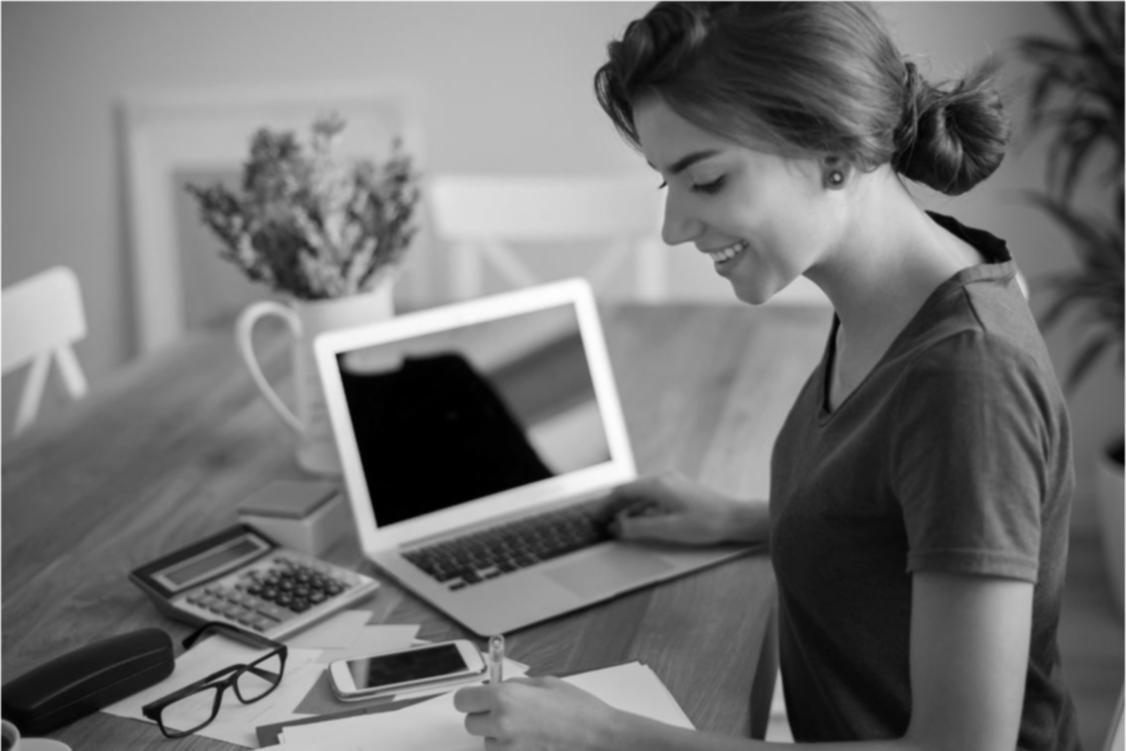 Команда дизайнерів обговорює концепцію логотипу